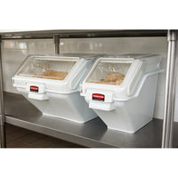 Rubbermaid ProSave 200 Cup Ingredient Bin with 2 Cup Scoop
